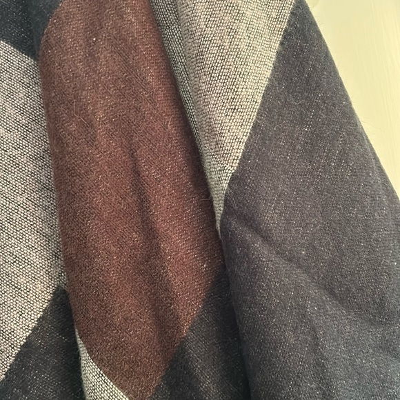 H&M cape maroons and greys and black print.  One Size - Picture 2 of 5